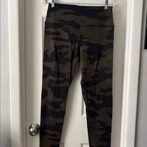PINK Ultimate Victoria's Secret green black camo Camouflage Leggings size large